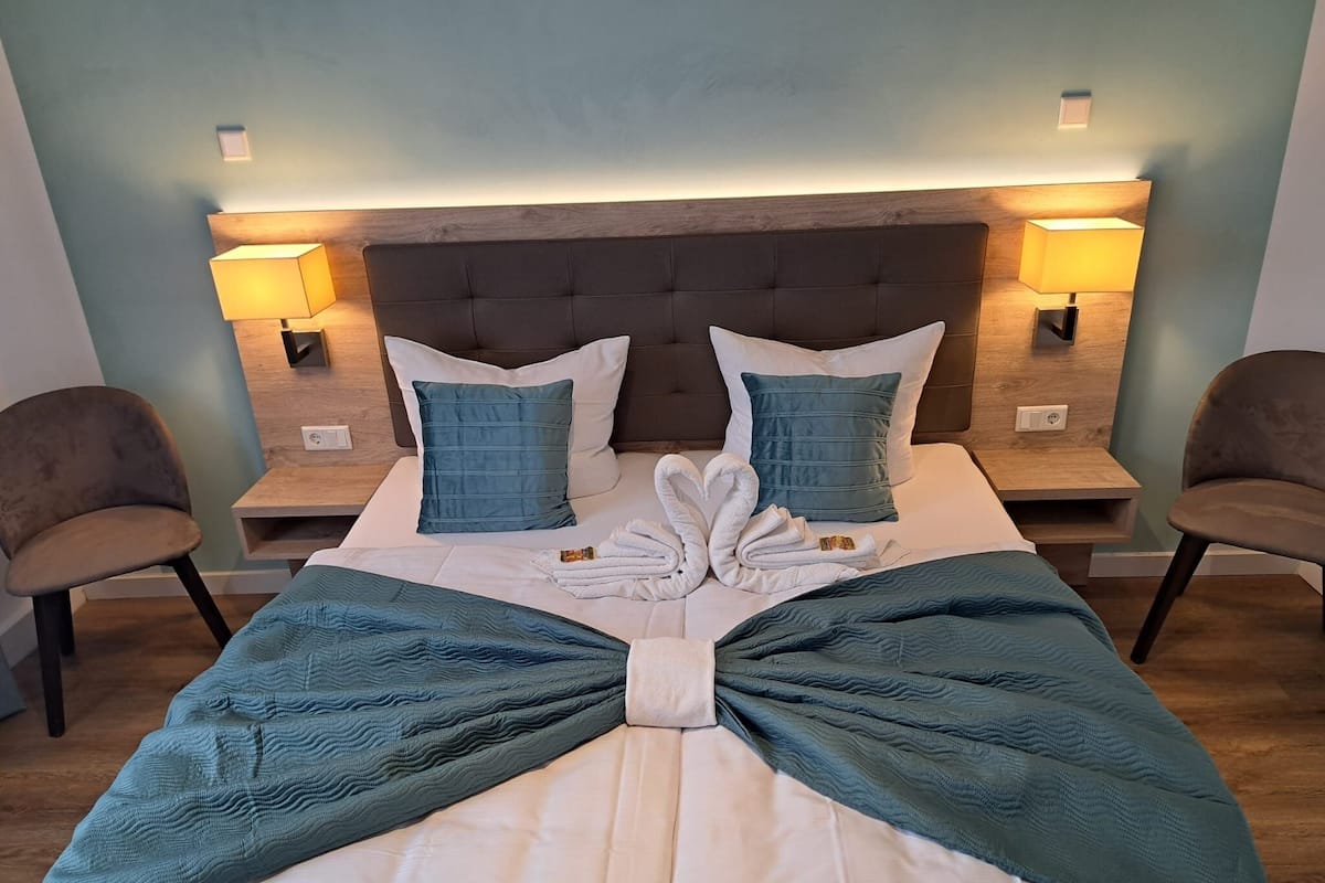 Doppelzimmer | Ropa de cama de alta calidad y espacio para trabajar con laptop