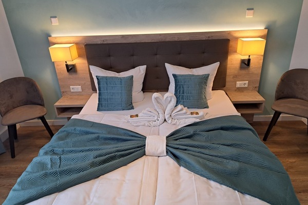 Doppelzimmer | Premium bedding, laptop workspace, travel crib, WiFi (free)