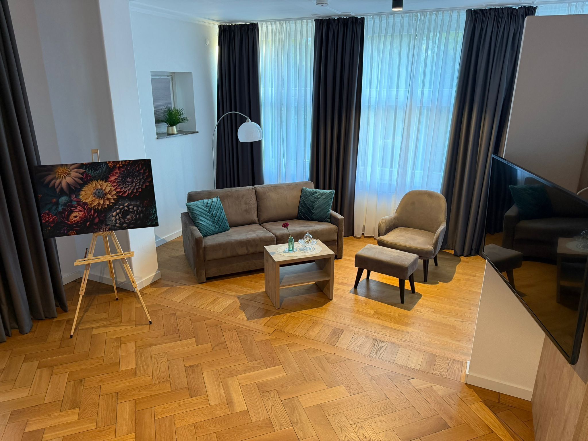 Suite | Wohnbereich | 32-Zoll-Smart-TV mit Satellitenempfang