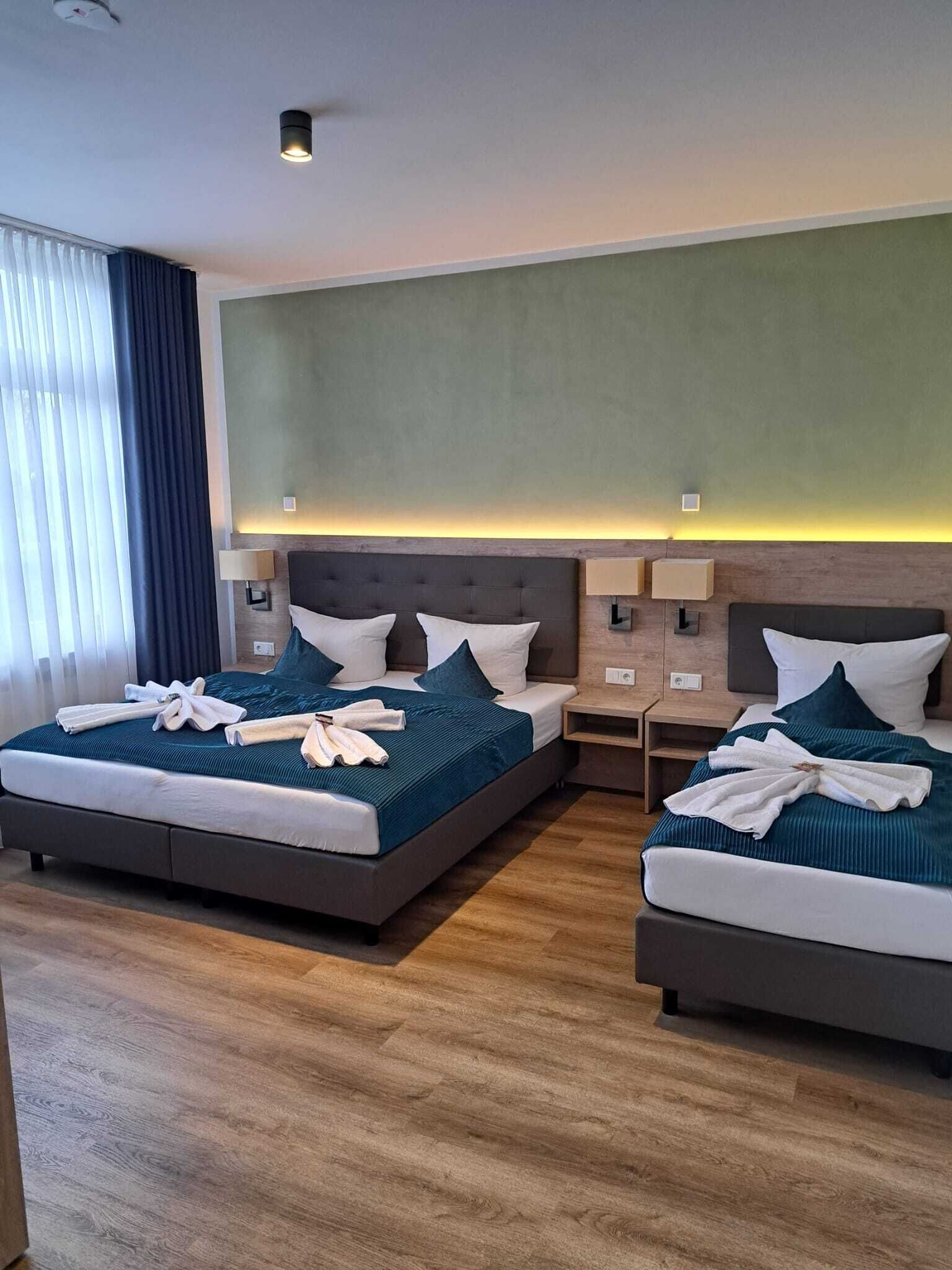 Comfort-Dreibettzimmer, Blick auf den Innenhof | Hochwertige Bettwaren, laptopgeeigneter Arbeitsplatz, kostenloses WLAN