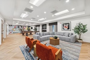 Interior -  Elite Dallas Medical District Getaway with Pool View (Dallas)