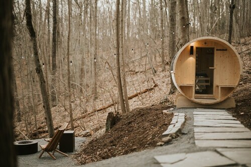 Creekside Cabin: Sauna | Hot Tub | Fire Pit | Romantic | Peaceful | Cozy