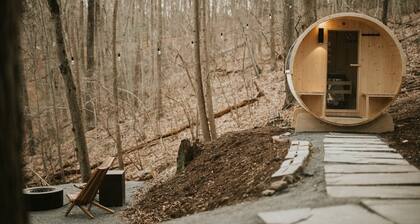 Creekside Cabin: Sauna | Hot Tub | Fire Pit | Romantic | Peaceful | Cozy