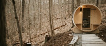 Creekside Cabin: Sauna | Hot Tub | Fire Pit | Romantic | Peaceful | Cozy