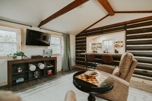 Creekside Cabin | Cozy Couples Getaway