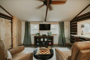 Una televisión, una chimenea, un reproductor estéreo