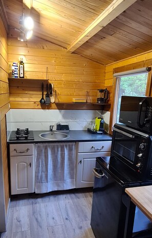 Kylskåp, mikrovågsugn, ugn och spishäll