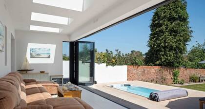 Grand Victorian Home, Swim Spa, Garden & Parking