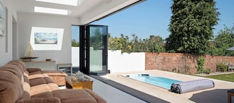Grand Victorian Home, Swim Spa, Garden & Parking