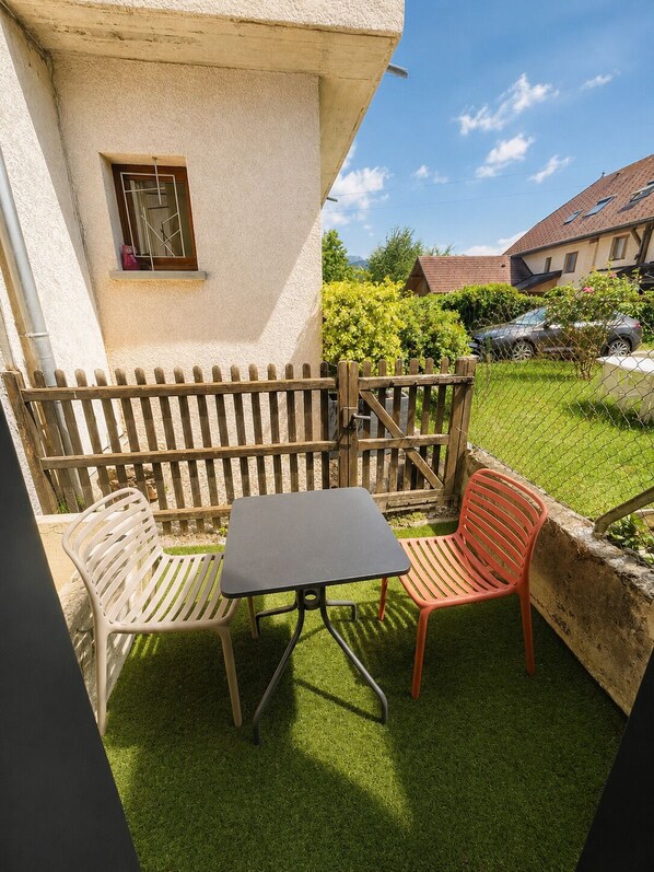 Outdoor dining - Vrbo Property (Saint-Jorioz)