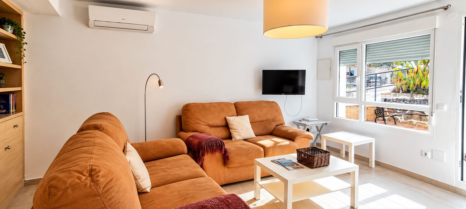 Una sala moderna con un sofá, una mesa de centro y un televisor.