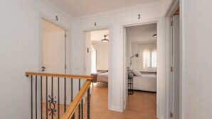 A hallway with doors numbered 3, 4, and 5 leading to bedrooms. - Torremolinos Coliving Playa (Torremolinos)