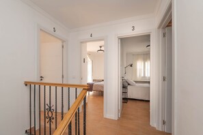 A hallway with doors numbered 3, 4, and 5 leading to bedrooms. - Torremolinos Coliving Playa (Torremolinos)