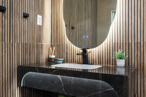 Hair dryer, bidet, towels, soap - Casa Palmera [Hot Tub + BBQ ] Near Las Olas Downtown & Beach (Fort Lauderdale)