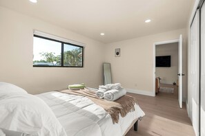 3 bedrooms, desk, iron/ironing board, free WiFi - Casa Palmera [Hot Tub + BBQ ] Near Las Olas Downtown & Beach (Fort Lauderdale)