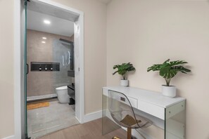 Asciugacapelli, bidet, asciugamani, sapone