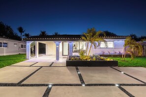 Exterior - Casa Palmera [Hot Tub + BBQ ] Near Las Olas Downtown & Beach (Fort Lauderdale)