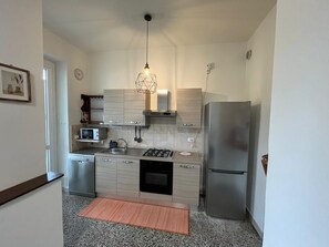 Fridge, microwave, oven, stovetop - Vrbo Property (Pisa)