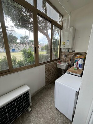 Shower, hair dryer, bidet, towels - Vrbo Property (Pisa)