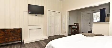 1 bedroom, desk, free WiFi, bed sheets