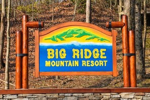 Schild für Big Ridge Mountain Resort mit Illustration von Berg und Bäumen.