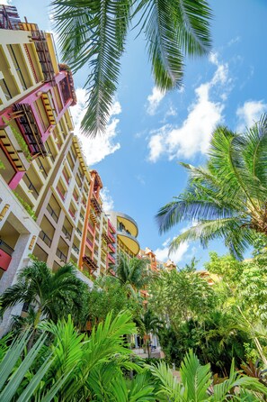 Exterior - Villa De Palmer Cancun Spacious Modern 4628 Sq Ft 3-bed/4 bath Ocean Front suite (Cancún)