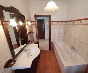 Shower, jetted bath, hair dryer, bidet - Casa Rosy Tropea: 150sqm of Space and Freshness between Station, downtown and waterfront (Tropea)