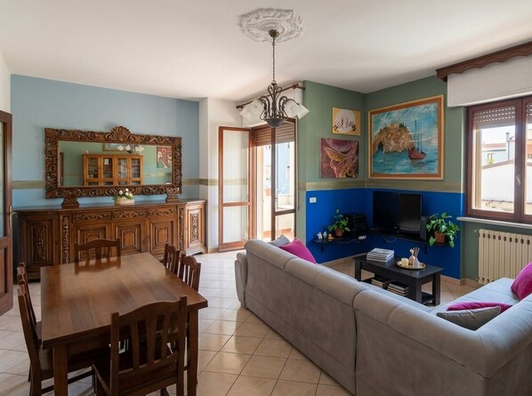 TV - Casa Rosy Tropea: 150sqm of Space and Freshness between Station, downtown and waterfront (Tropea)