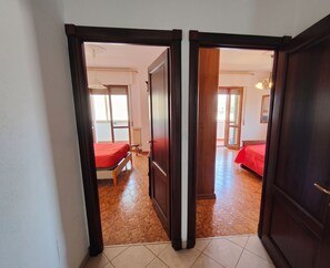 Iron/ironing board, bed sheets - Casa Rosy Tropea: 150sqm of Space and Freshness between Station, downtown and waterfront (Tropea)