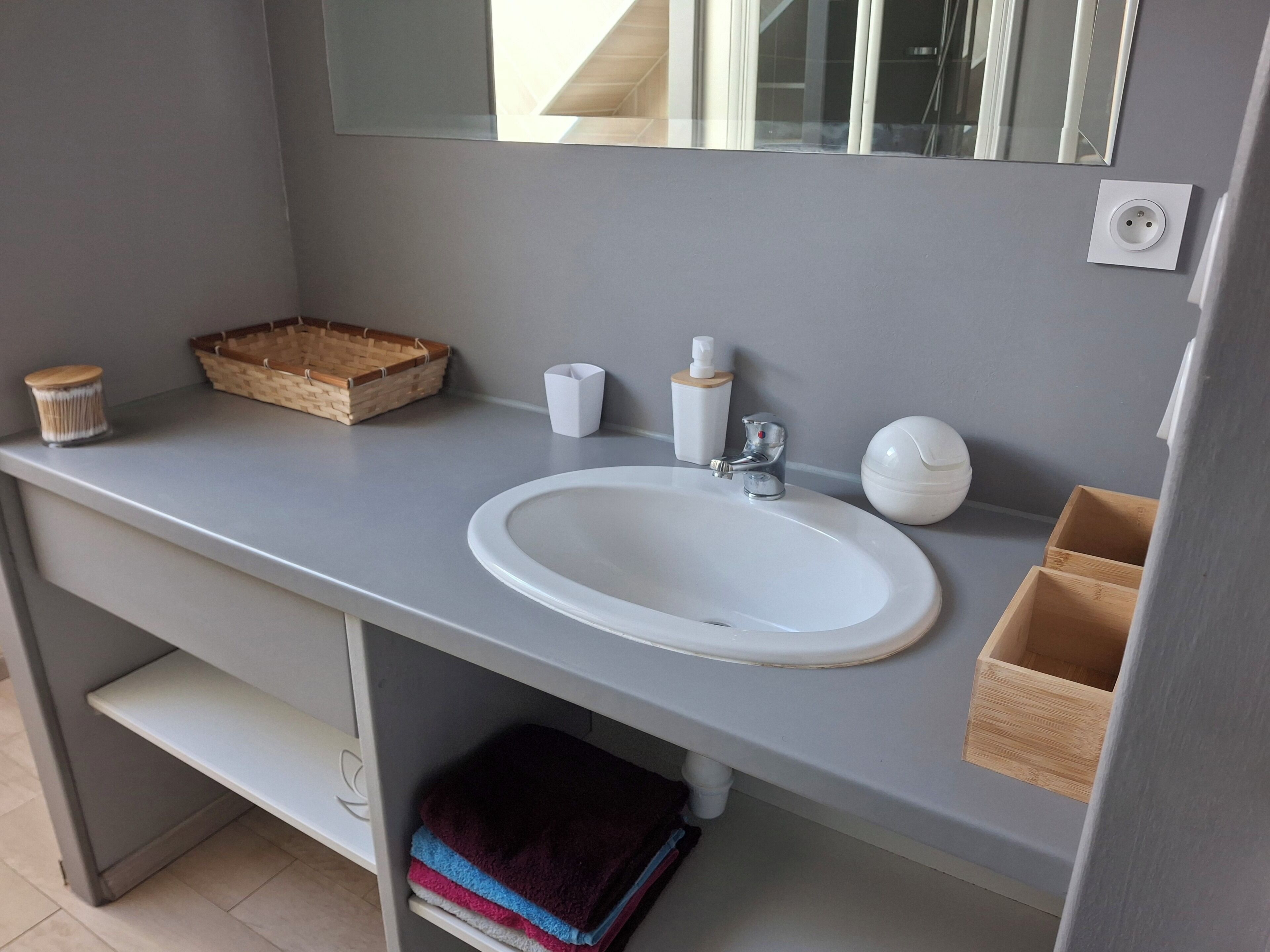 Douche, serviettes fournies, papier toilette