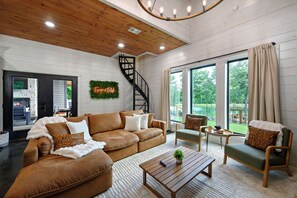Smart-TV, Kamin, Videospiele, Tischtennisplatte