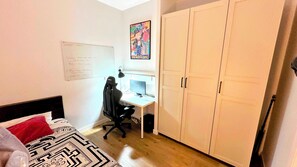 Fer et planche à repasser, accès Internet, draps fournis