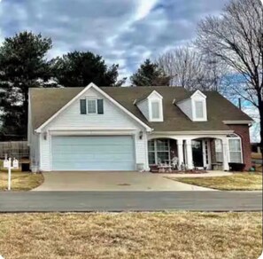 Exterior - Convenient by Restaurants/shops (Country Club)