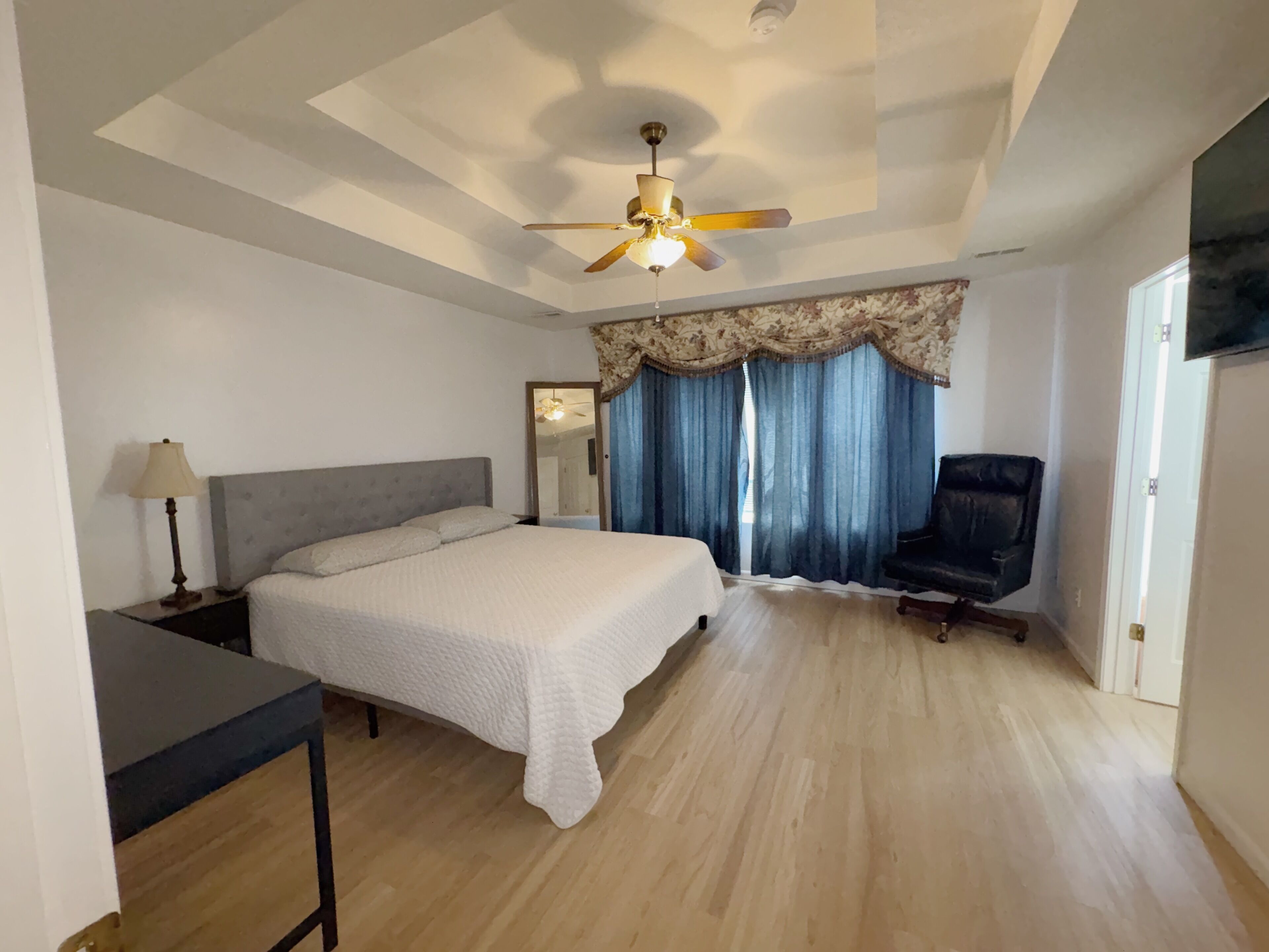 3 chambres, fer et planche à repasser, Wi-Fi, draps fournis