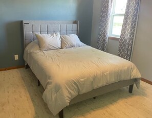 3 bedrooms, desk, iron/ironing board, free WiFi