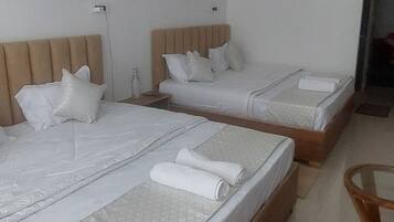 Habitación cuádruple familiar, vistas a la montaña | Escritorio, espacio para trabajar con un portátil, wifi gratis