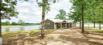 Secluded Lakefront Escape Near Canton Trade Days