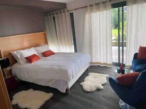 WiFi, bed sheets, wheelchair access - Vrbo Property (Solesmes)