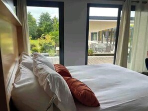 WiFi, bed sheets, wheelchair access - Vrbo Property (Solesmes)