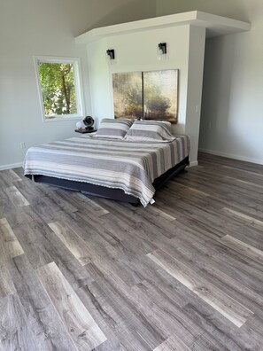 A bedroom with a bed, a window, and a painting on the wall. - Deer Run on Eddy Bay
4 bd , 3 bath luxury lake living! (Eddyville)