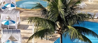 Praia de camboinhas com piscina