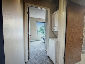 Puerta abierta que da a una habitación con vistas a un árbol.