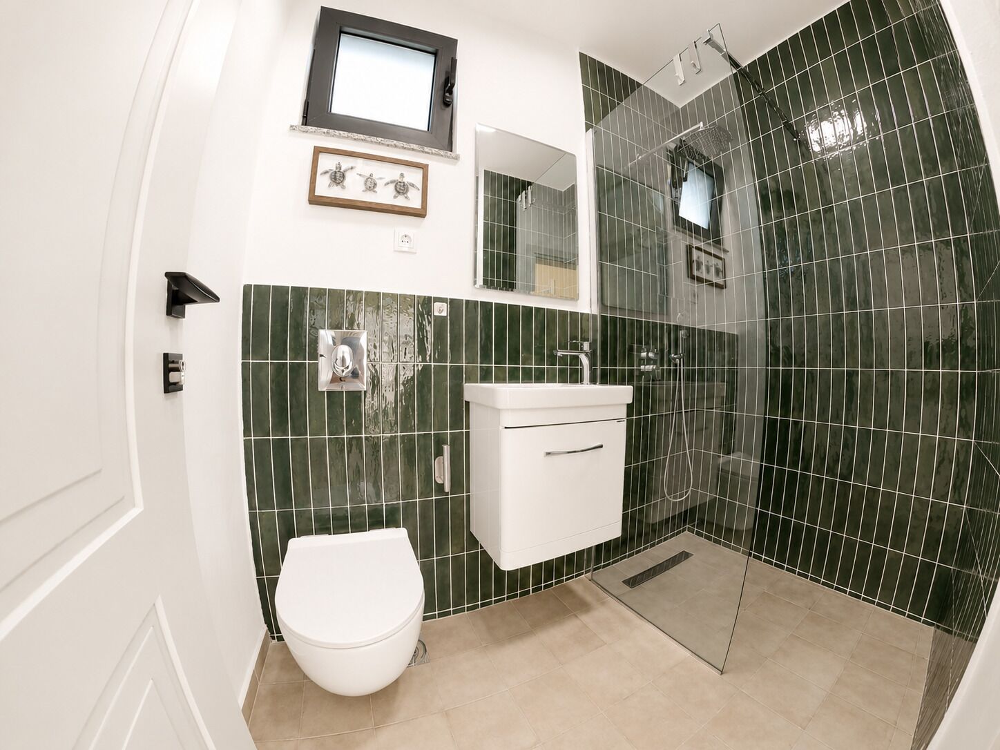 Une salle de bain moderne équipée de toilettes, d’un lavabo et d’une douche.