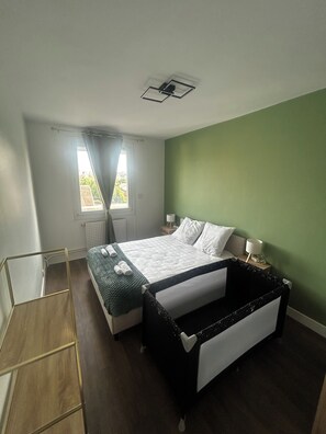 Tabla de planchar con plancha, cuna de viaje, wifi gratis y ropa de cama