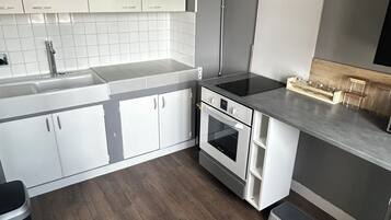 Køleskab, mikrobølgeovn, ovn, kogeplade