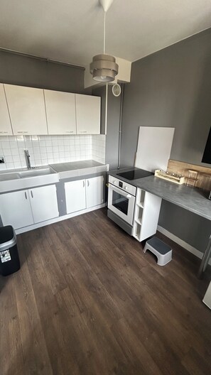 Frigorífico, microondas, horno y placa de cocina