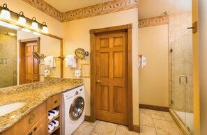 Towels, soap, toilet paper - Westgate Resort Gatlinburg, TN. 2BR- sleeps 8 Mountain resort, Mountain Views (Gatlinburg)