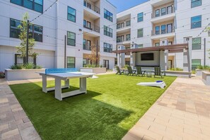 Outdoor dining - Luxury Studio Walk to NRG & Med Center / Pool + Gym (Houston)