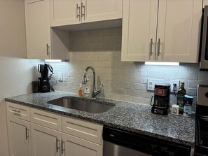 Private kitchen - Luxury Studio Walk to NRG & Med Center / Pool + Gym (Houston)