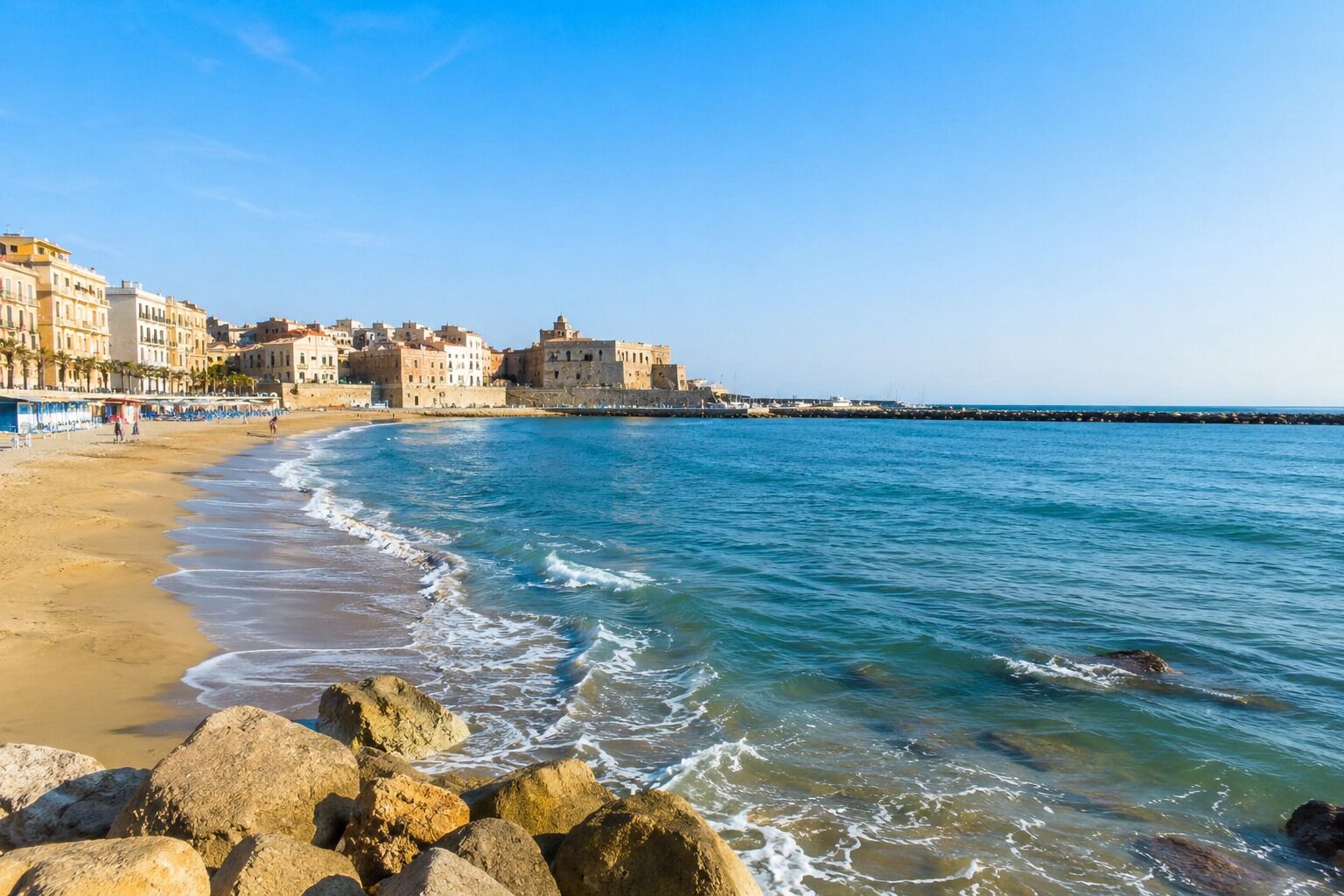 Beach nearby, white sand, 3 beach bars